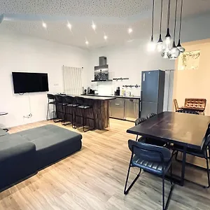 Apartment Loft Directly Next To Oktoberfest And Downtown 